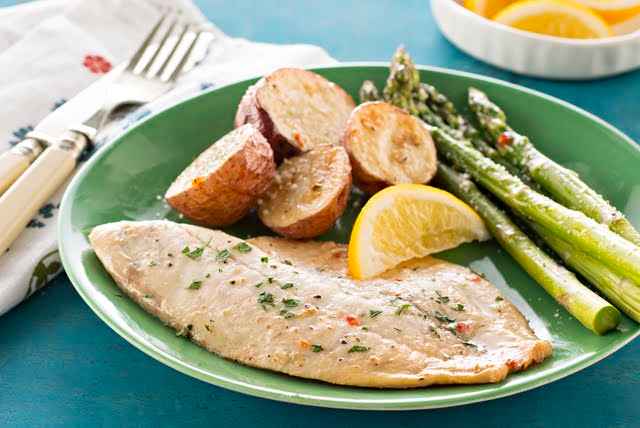 Branzino con Esparragos y Papas al Horno