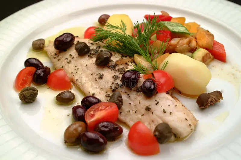 Branzino Mediterraneo con Aceitunas Jitomate y Alcaparras
