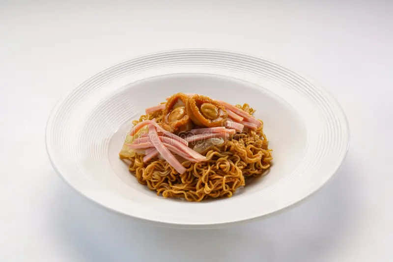 Abulon con fideos al estilo chino