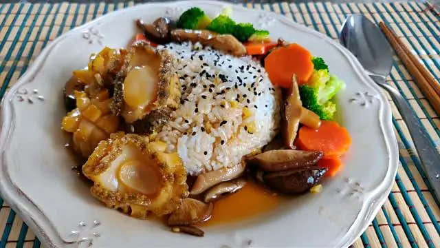 Abulon en su jugo estilo cantones con jengibre
