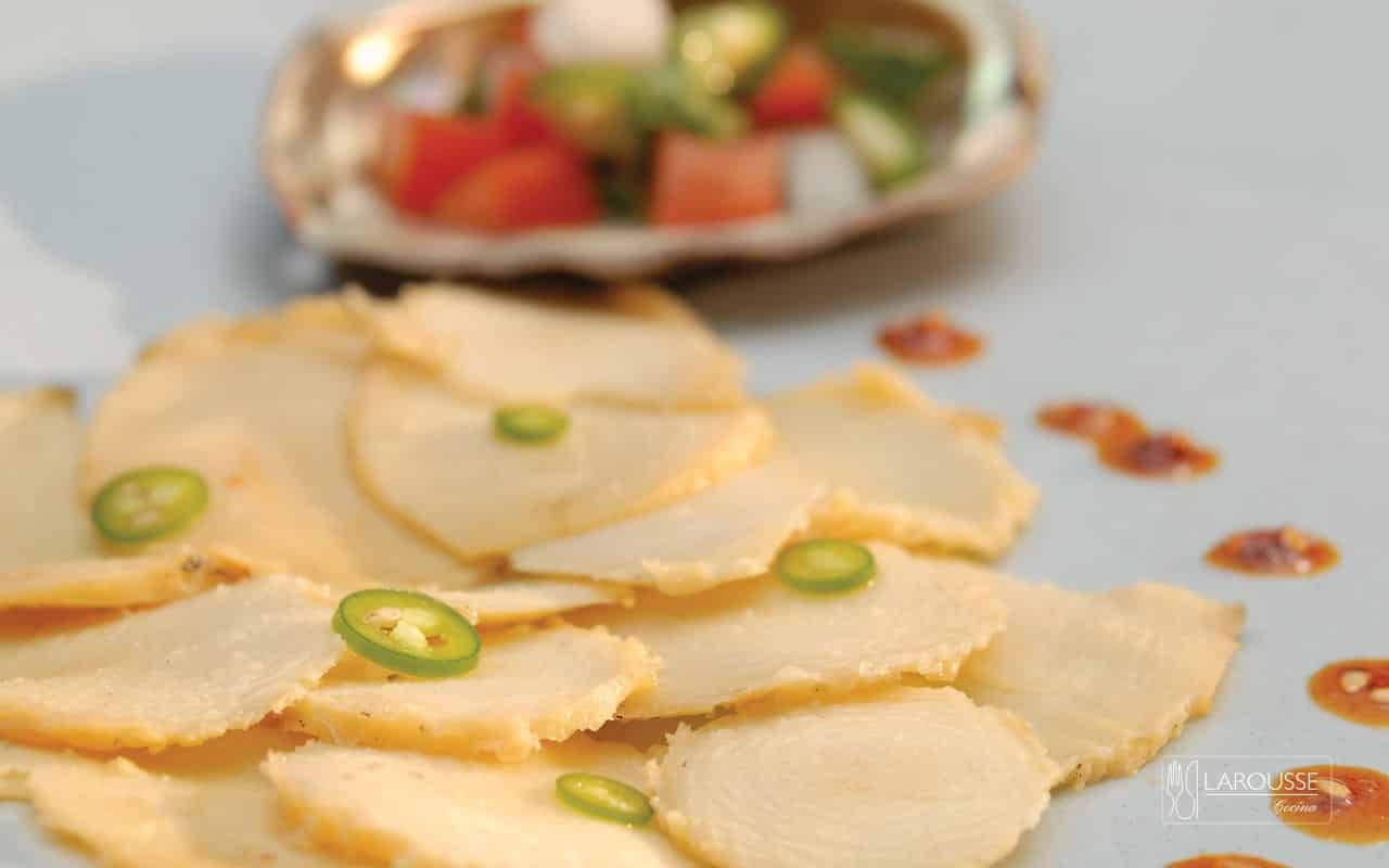 Abulon frio en rebanadas con salsa ponzu