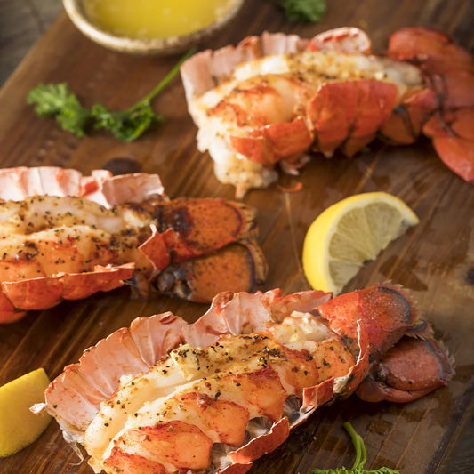 Cola de langosta al horno con mantequilla de ajo