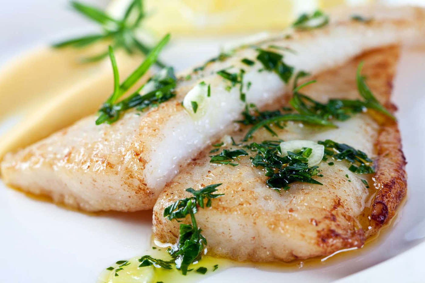 Robalo al mojo de ajo